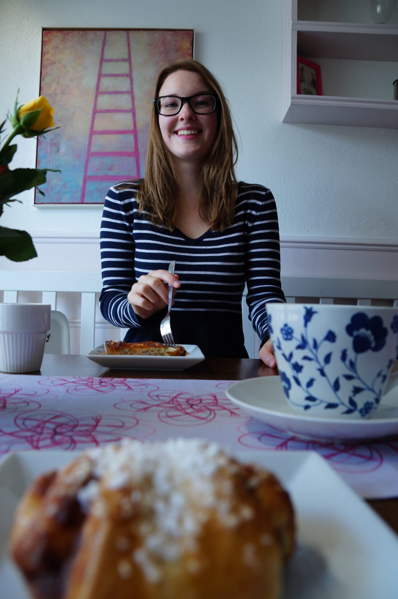 Isabell in einem Cafe am Tisch sitzend