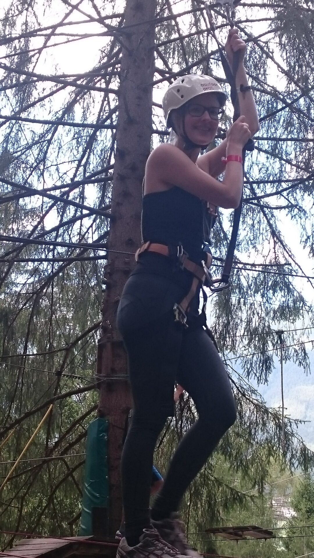 Isabell in einem Kletterwald auf einem Seil