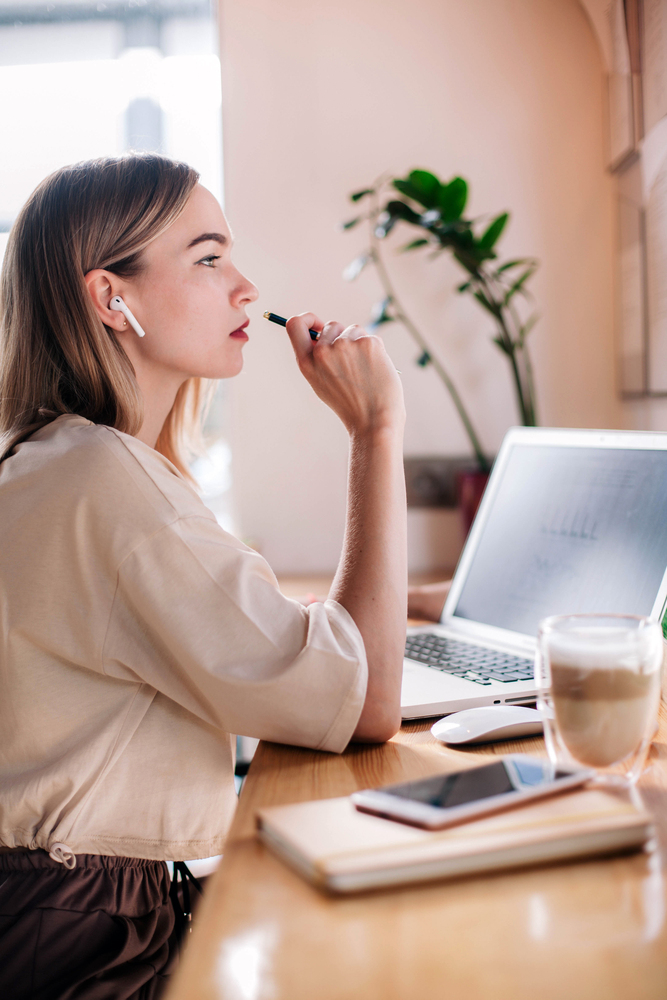 depositphotos 393032620 s Eine Frau sitzt am Schreibtisch und arbeitet an einer Website, E-Mail-Marketing, Onlinekurserstellung,Workbookerstellung und Copywriting.
