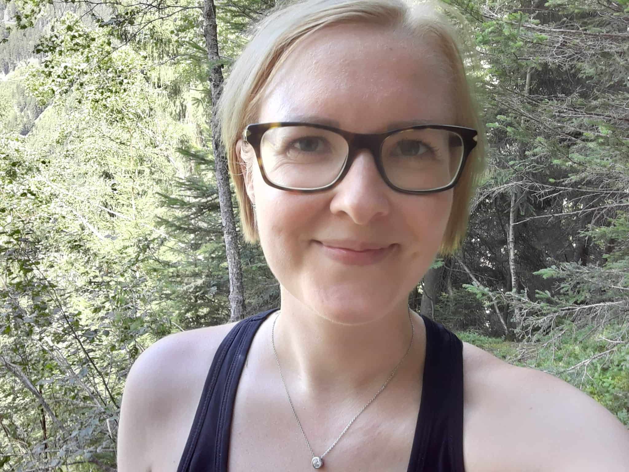 Isabell Fabo steht in einem Wald